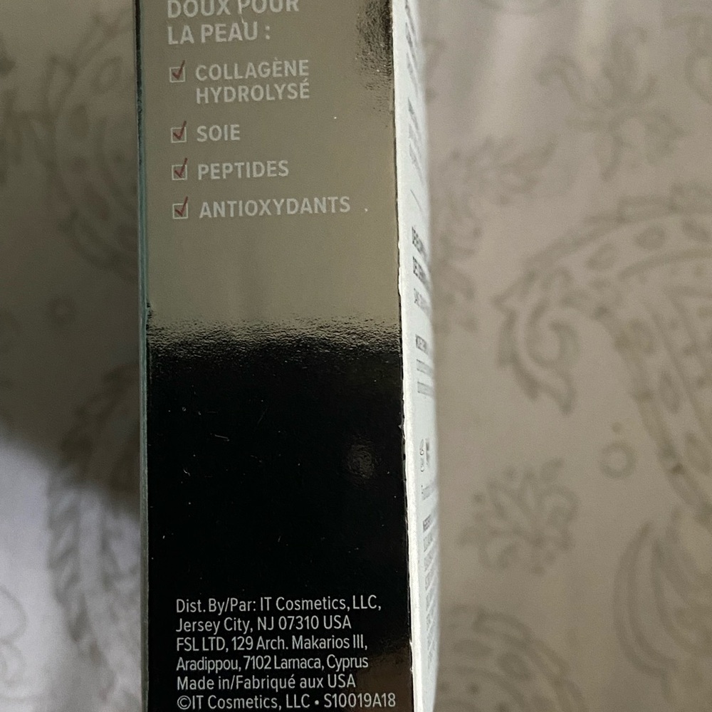 IT Cosmetics Black and Cream Celebration Foundation In Fair - Picture 3 of 9
